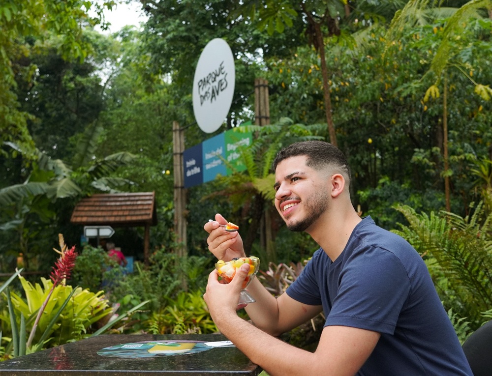 Pai saboreando uma salada de frutas no Complexo Gastronômico do Parque das Aves.