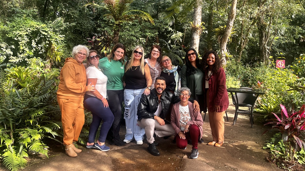 Ator Amaury Lorenzo posa com as participantes da excursão do Caldeirão com Mion durante visita ao Parque das Aves.
