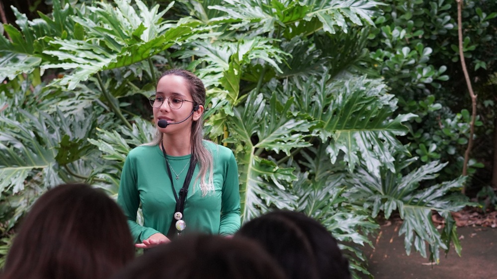 Educadora ambiental do Parque das Aves fala ao público durante atividade do Dia da Cobra.