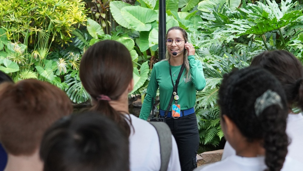 Educadora da conversação do Parque das Aves conversa com grupo de visitantes em ação especial no Viveiro Aves de Rios e Manguezais.