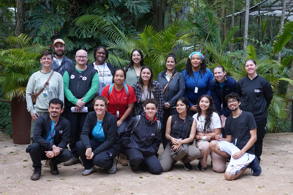 Estudantes e especialistas internacionais posam para foto com colaboradores do Parque das Aves.