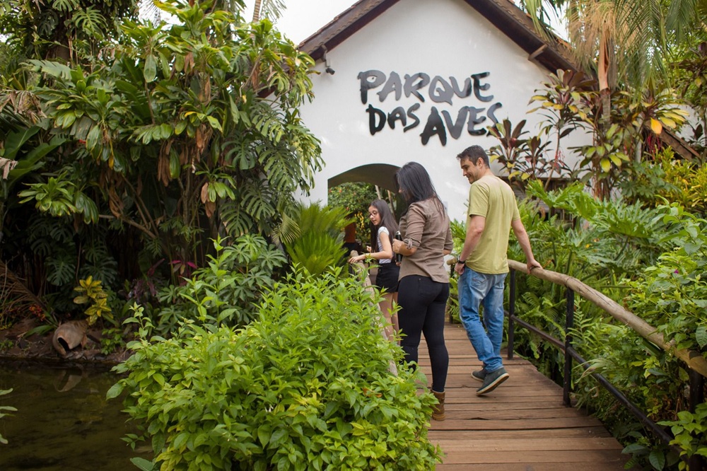 Visitantes entram pelo portão principal do Parque das Aves, onde começa o percurso da trilha recentemente ampliada.