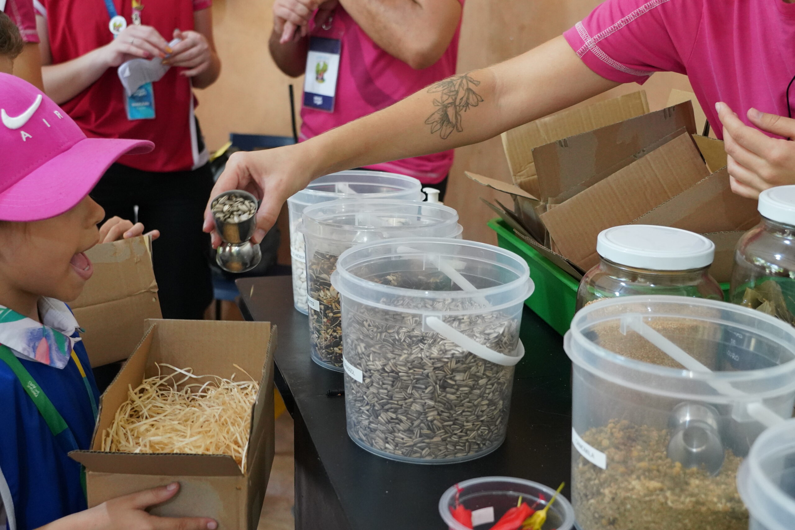 Crianças e educadores na Colônia de Férias