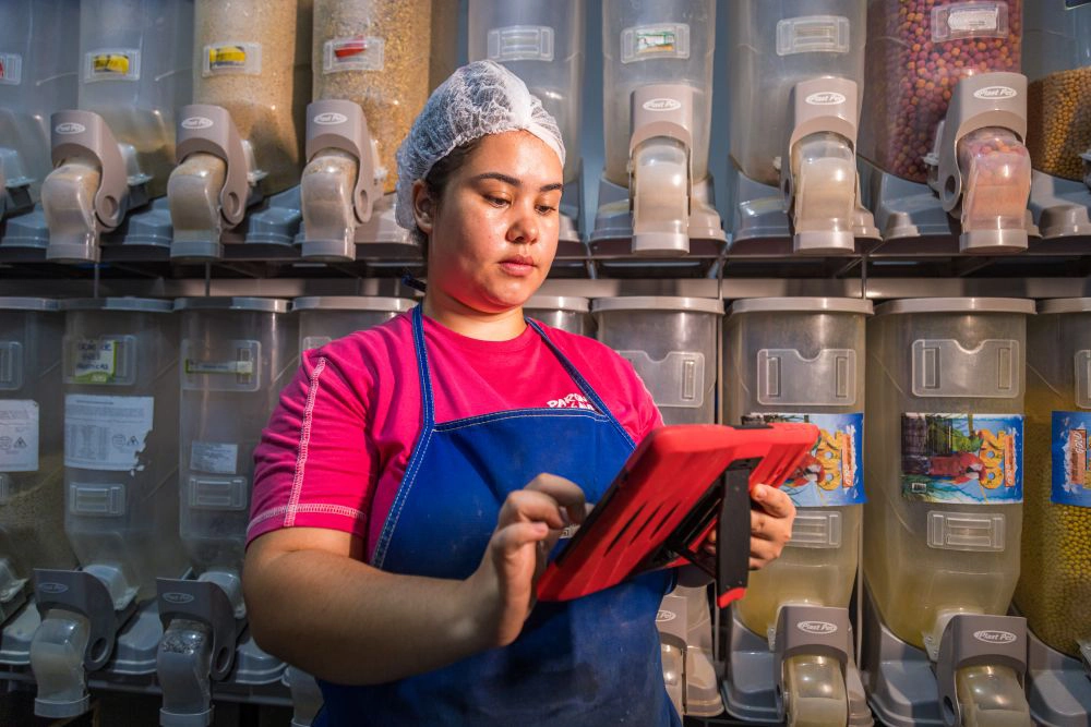 Colaborador verificando estoque de alimentos para animais (foto Gustavo Fonseca)