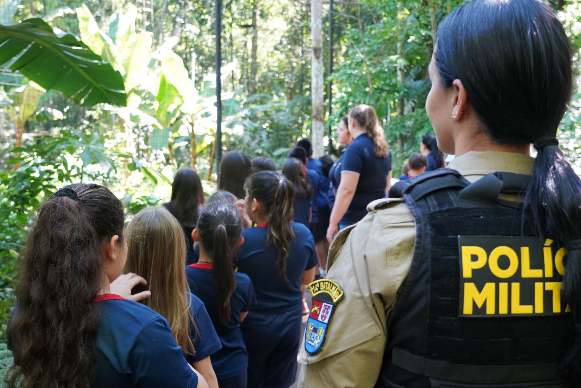 Grupo escolar em visita autoguiada acompanhadas de PM (2)