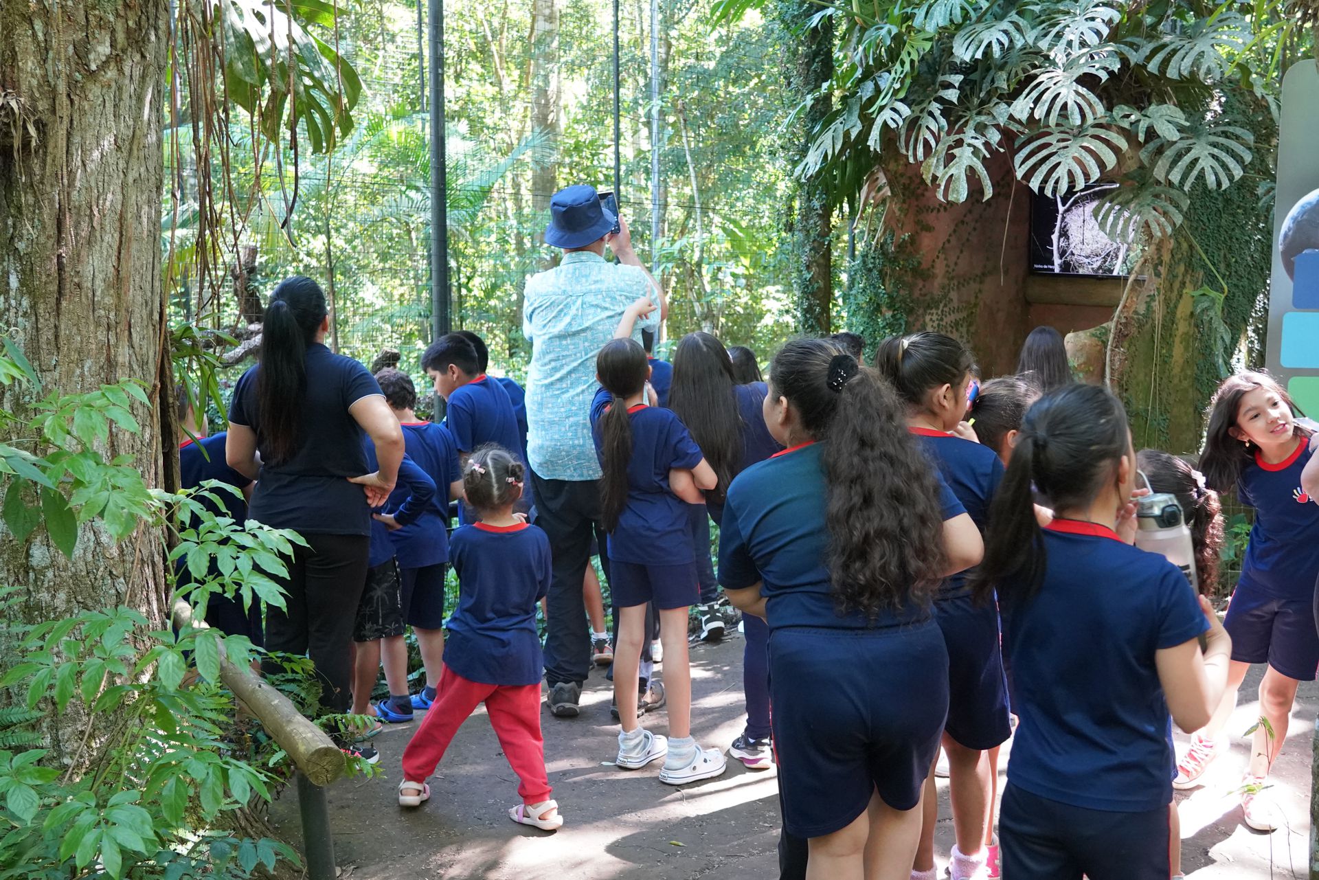 Grupo escolar em visita autoguiada acompanhadas de PM (3)