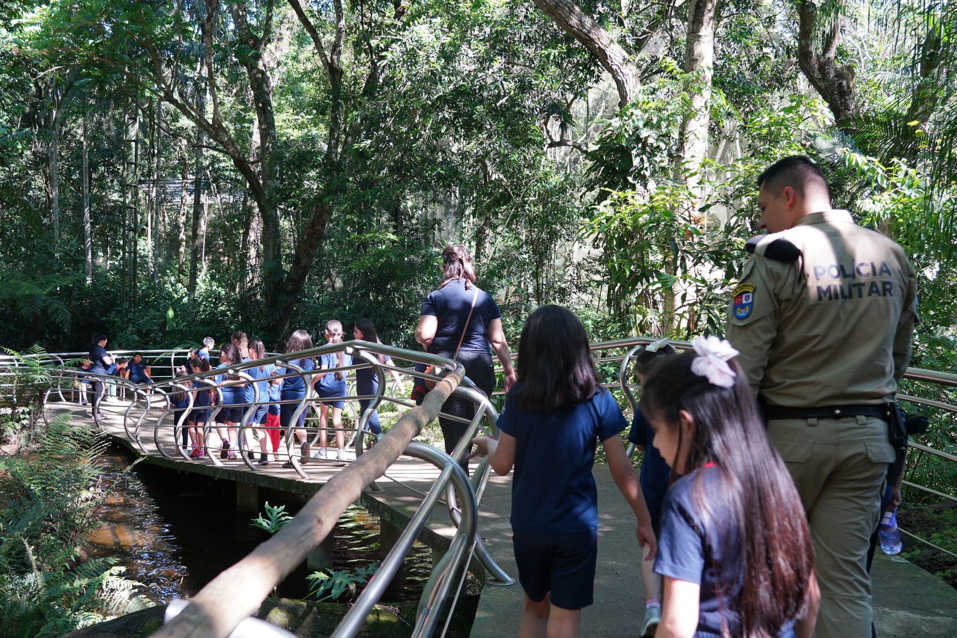 Grupo escolar em visita autoguiada acompanhadas de PM (4)