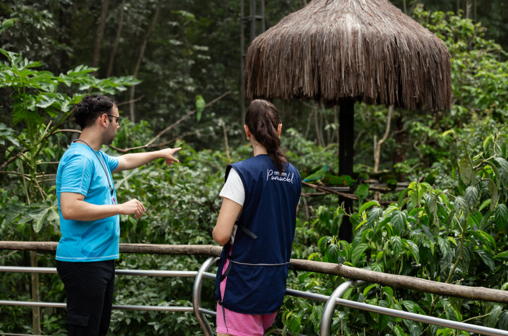 Educador e visitante durante a Visita Guiada Pumuckl