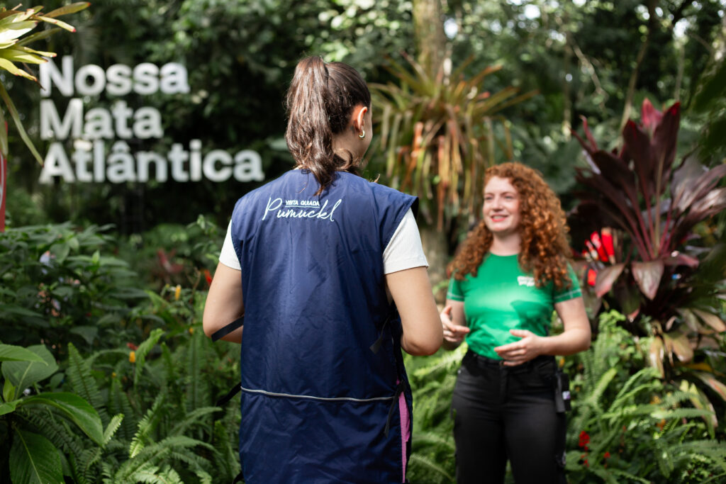 Visitante durante a Visita Guiada Pumuckl e um educador no Parque das Aves