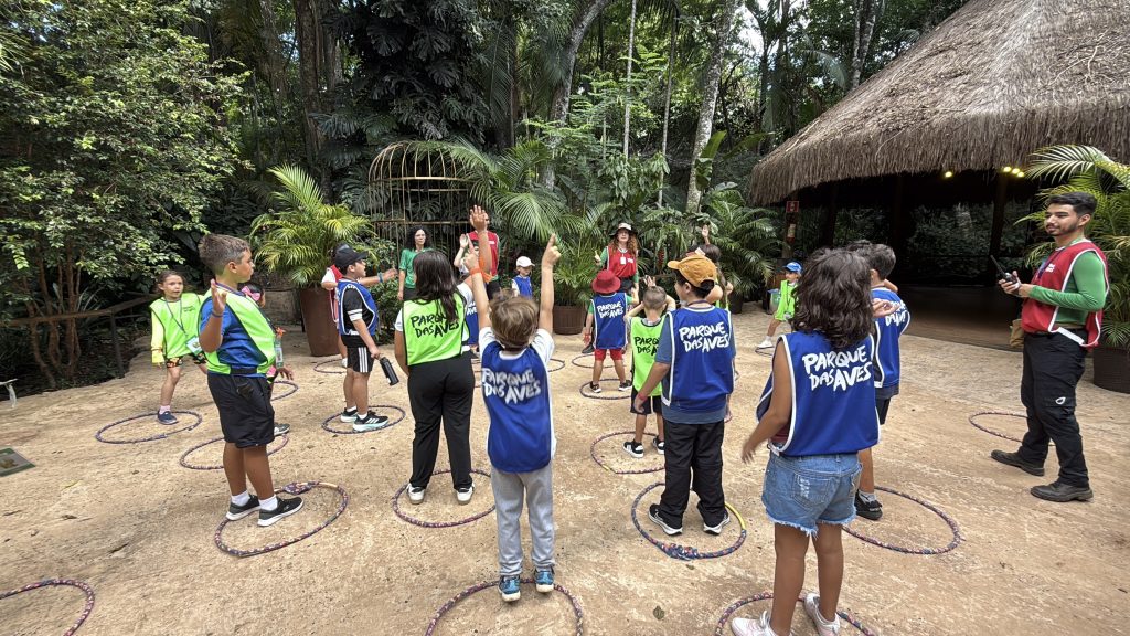 Crianças fazendo uma dinâmica da Colônia de Férias no Parque das Aves.