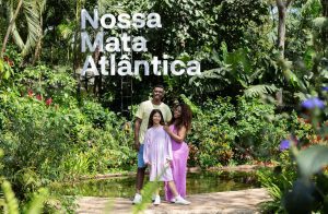 Família posa em frente ao letreiro "Nossa Mata Atlântica" durante visita ao Parque das Aves, em Foz do Iguaçu.