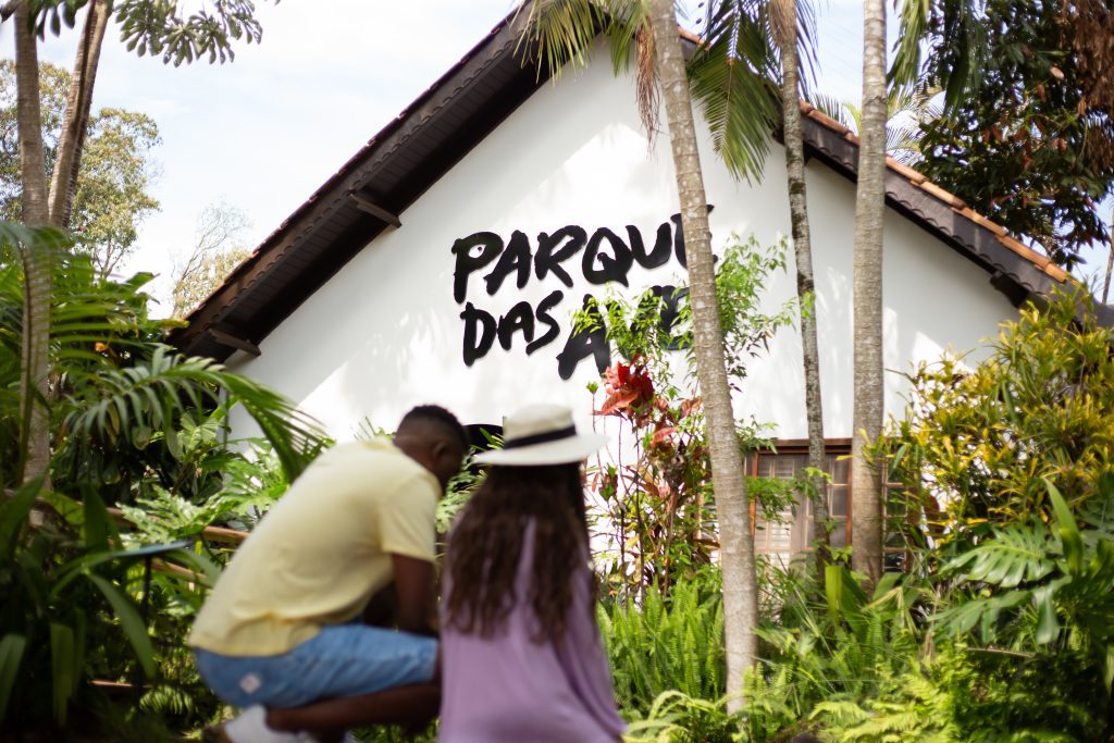 Pai e filha observam a entrada do Parque das Aves com entrada gratuita