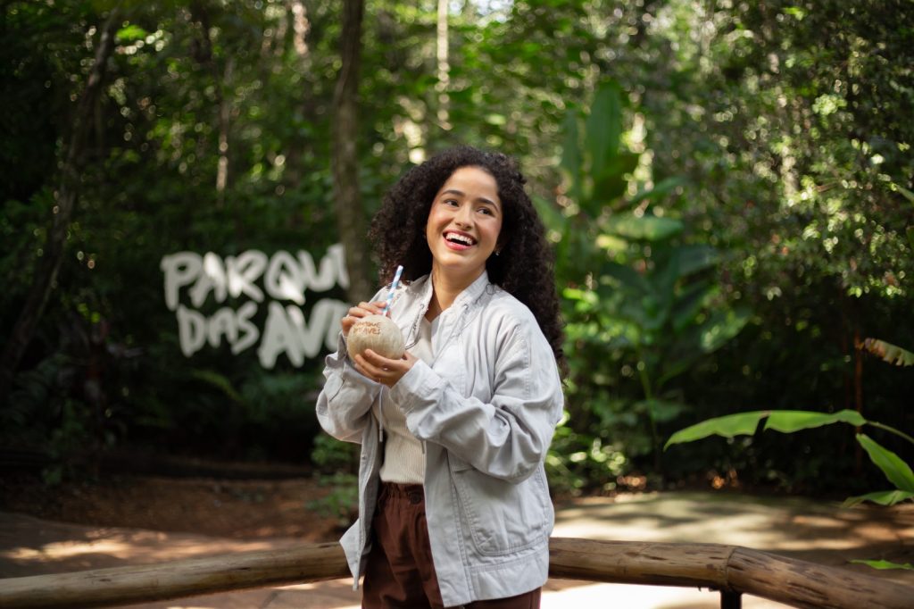Visitante experimenta água de côco no Complexo Gastronômico do Parque das Aves.