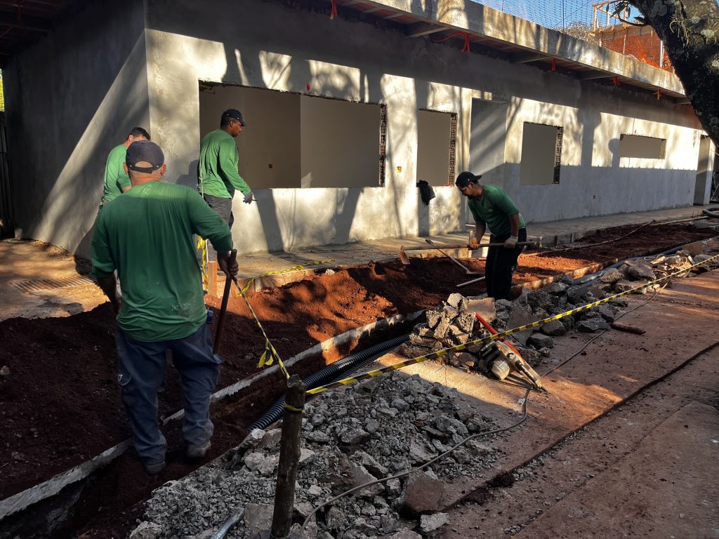Trabalhadores na construção do complexo